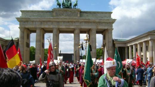 Průvod janičářů při příležitosti takzvaného Tureckého dne v Berlíně před Braniborskou bránou