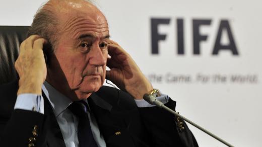 Po osmnácti letech nebude světový fotbal řídit jeho dosavadní šéf Sepp Blatter