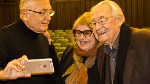 Jiří Menzel si pořizuje selfie s Andrzejem Wajdou a jeho manželkou