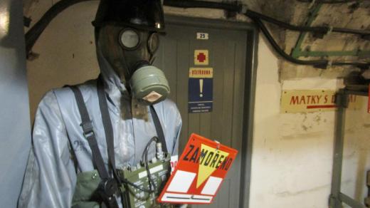 Na začátku podzemní expozice čeká Albert, vysoká figurína s plynovou maskou a dobových ochranným oblekem civilní obrany