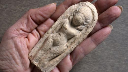 Sedmiletý izraelský chlapec Ori Greenhut nalezl na výletě s rodiči sošku ženy z doby bronzové