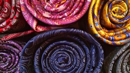 Hedvábí různých barev a vzorů