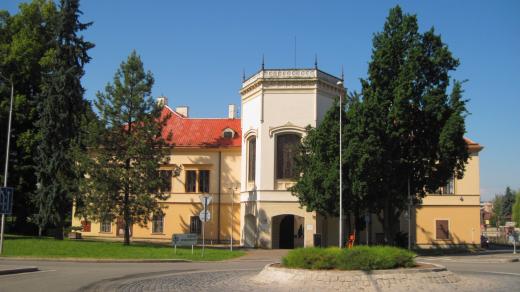 Zámku v Chocni vévodí pseudogotická kaple