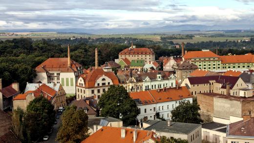 Žatec, Pražské předměstí, pohled od východu z vrchu Chmelového majáku, 2011