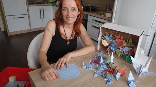 Monika Brýdová skládá origami. Nejznámější figurkou je jeřáb