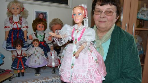 Paní Anička Bartoňová s panenkami