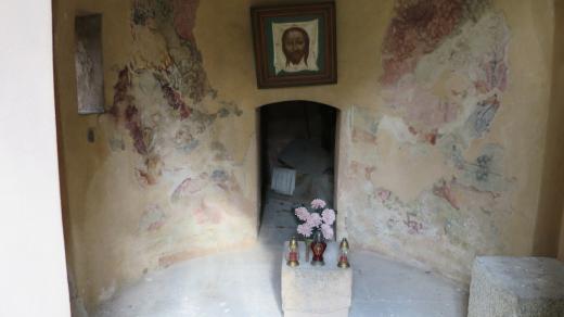 Pohled do kaple, dodnes jsou viditelné zbytky původních fresek, vzadu je malý vchod do samotného prázdného hrobu