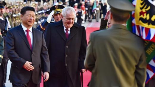 Prezident Miloš Zeman (vpravo) a jeho cínský protějšek Si Tin-pching se setkali na Pražském hradě