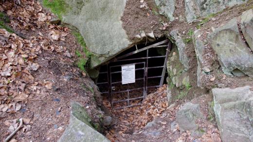 Šifrová jeskyně se podle geologické služby ve skutečnosti jmenuje Břidlicový důl Lašťany podle nedaleké obce