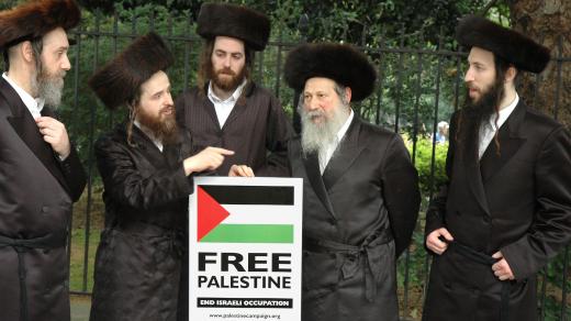 Členové náboženské skupiny Neturei Karta protestují na podporu Palestiny