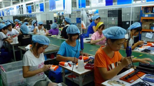 Dělníci v čínské továrně (Sunlight Toy Factory)