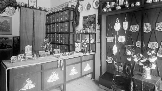 Pohled do interiéru obchodu Boženy Lábkové, fotografie pořízena v roce 1916. Foto Hanuš