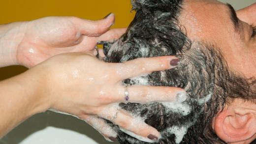 Není pravda, že kvalitnější šampon více pění. Lepší jsou pro vlasy a pokožku hlavy přípravky méně pěnivější