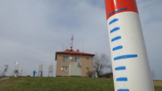 Meteorologická stanice ve Svratouchu, v popředí sněhoměrná tyč