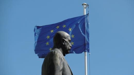 Socha T. G. Masaryka a vlajka Evropské unie v Hradci Králové