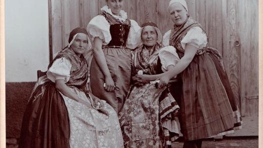 Choť někdejšího sulislavského starosty Adama Králence s družkami ve stříbrských krojích. Foto: J. N. Langhans a spol. Sulislav, kolem roku 1900