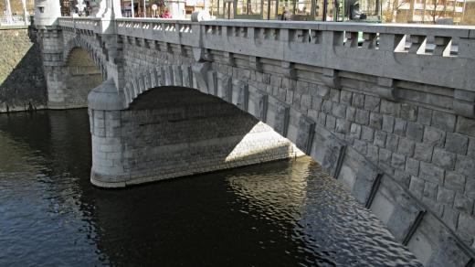 Most spojuje břehy řeky Radbuzy