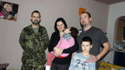 Kaplan 74. lehkého motorizovaného praporu nadporučík Dan Petříček (vlevo) s rodinou nemocné Michalky, které vojáci pomáhají