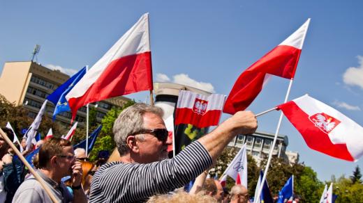 Protivládní demonstrace ve Varšavě. Protest svolala polská opozice, podle níž vládnoucí strana Právo a spravedlnost ohrožuje postavení Polska v Evropské unii