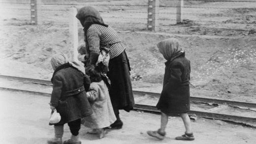 Židovská žena kráčející s dětmi k plynové komoře v Osvětimi
