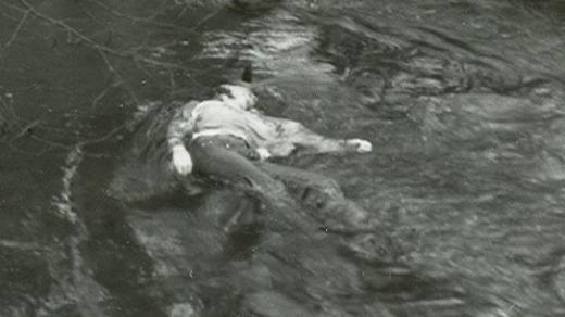 V říčce Kamenici u železničního můstku nedaleko nádraží našli 23. listopadu 1987 mrtvolu 18leté dívky