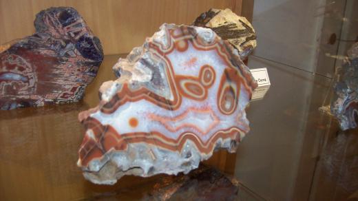 Naleziště drahých kamenů byla zejména kolem Ciboušova a Domašína u Klášterce nad Ohří na Chomutovsku