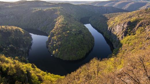 Nejkrásnější meandr řeky Vltavy se rozprostírá pod vyhlídkou Máj jižně od Prahy