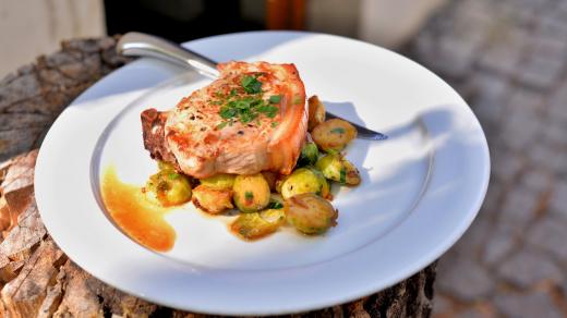 Vepřová kotleta s tukovým krytím a kůžičkou s růžičkovou kapustou