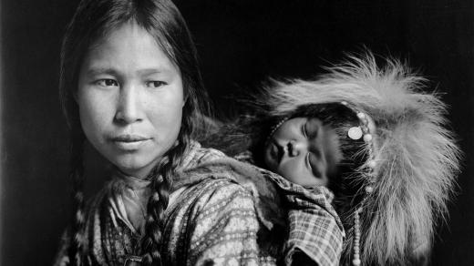 Inuitská žena s dítětem (Aljaška)