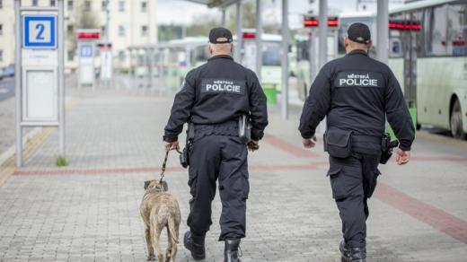 Strážníci na dopravním terminálu v Sokolově