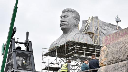 Stalin, Stalinův pomník na Letné