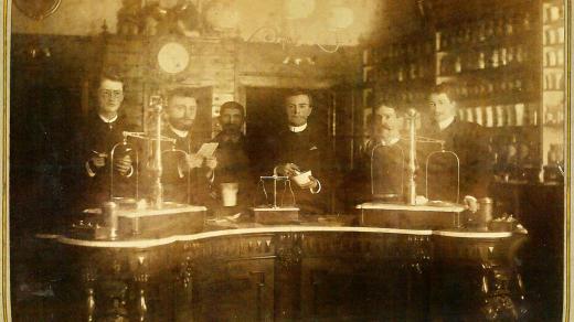 Interiér lékárny U černého orla, snímek z konce 19. století, kdy ji provozovali lékárníci Krásný a Formánek