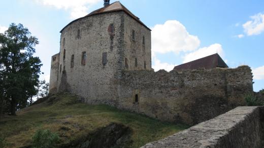 Hrad Točník býval sídlem krále Václava IV. Dnes tu sídlí Agáta s Martinem