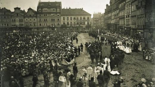 Procesí při slavnosti Božího Těla v Plzni roku 1891 (repro: časopis Plzeňsko, roč. 1923, č. 1)