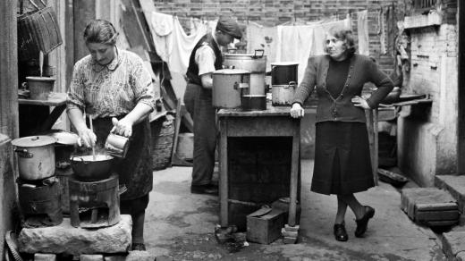 Arthur Rothstein: Společná kuchyně a prádelna na dvorku obytného bloku, duben 1946