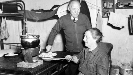 Arthur Rothstein: Příprava macesových knedlíčků v čínském kotlíku, duben 1946
