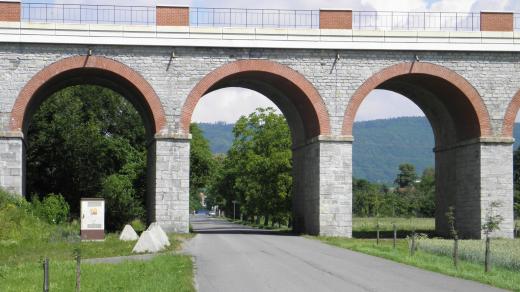 Most je doslova brannou do vesnice Jezernice