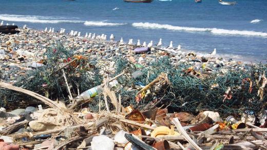Odpadky z moře - plast na pláži