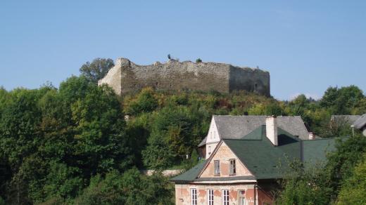 Mezi Ústím nad Orlicí a Letohradem ve východních Čechách se tyčí na vysokém kopci zřícený hrad Lanšperk