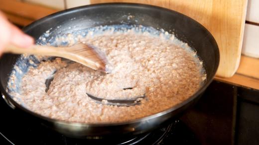 Snažíme se o dosažení kašovité konzistence. Pokud se nám zdá kaše hustá, zředíme ji mlékem, pokud je naopak příliš řídká, přisypeme vločky