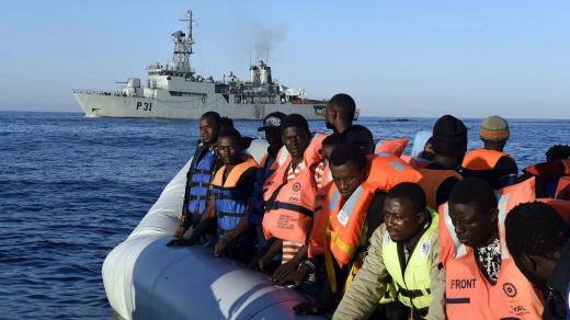 Irské námořnictvo při záchranné operaci ve Středozemním moři