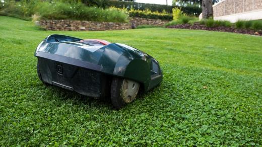 Robotická sekačka se o krásně upravený trávník postará za vás, jen je nutné ji před prvním použitím naprogramovat