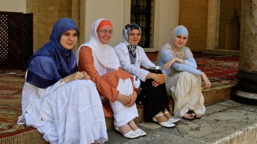 Muslimské ženy před mešitou v Sarajevu