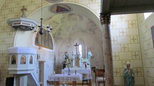 Interiér kostela se znovuobjevenými nástěnnými malbami ze 13. století