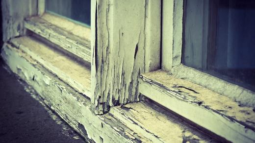 Když použijete na renovaci okenních rámů alkydové barvy, ušetříte čas i peníze