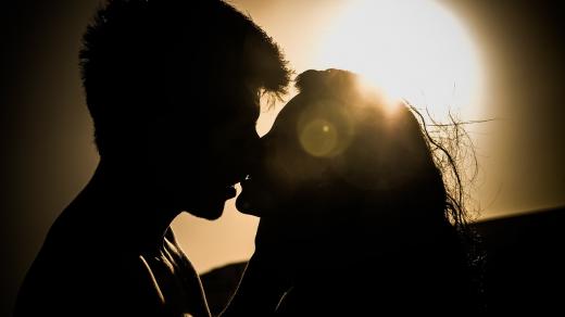 Láska slunce léto polibek zamilovaní pár