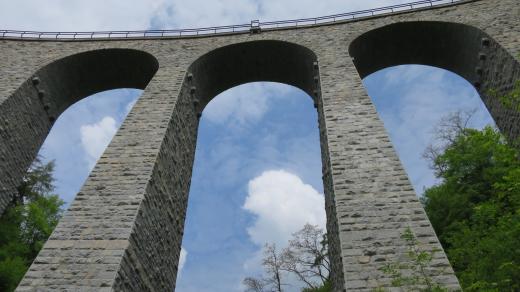Žampašský viadukt je postaven do mírného oblouku