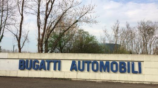 Před 20 lety tu v dávno zapomenuté továrně Ital Romano Artioli vzkřísil slavnou automobilku Bugatti.