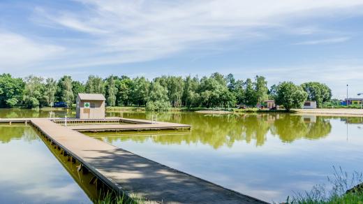Chomutovské Kamencové jezero má rozlohu téměř 16 hektarů a průměrnou hloubku 2 metryg