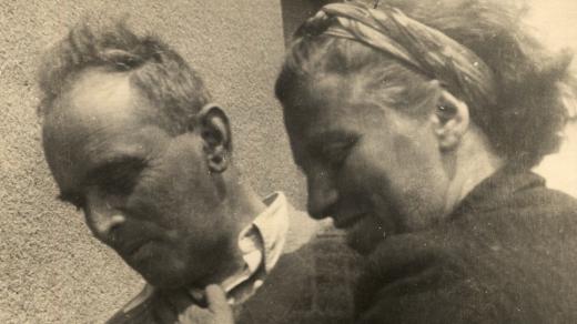Karel Poláček a Dora Vaňáková u domu v Ruské 1024 v Praze Vršovicích v létě 1943